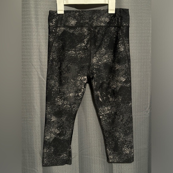 Under Armour HeatGear Compression Capris - Picture 2 of 7